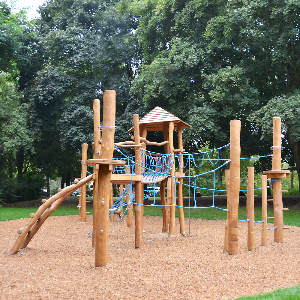 Parque infantil en madera de robinia en Viana